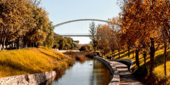 Bridge over a water stream in Valencia's Cabecera Park in autumn